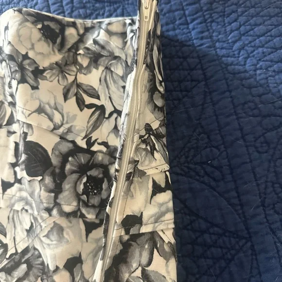 White House Black Market Monochrome Floral Top - Picture 4 of 6